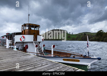 Segelschiff an Pooley Bridge Stockfoto