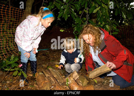 Promi-TV-Gärtner Charlie Dimmock (TVs Ground Force) auf der Suche nach "Wanzen" tagsüber wachsen For It Natur Bewusstsein für Kinder Stockfoto