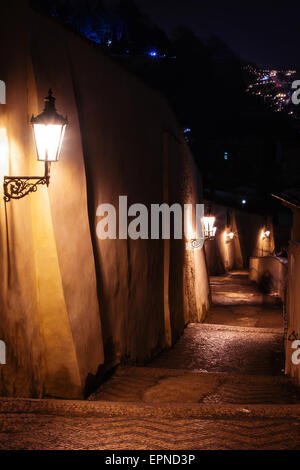 Treppe-Gasse mit Laternen in Prag bei Nacht Stockfoto