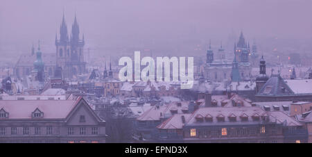 Prager Türme vor Sonnenaufgang im winter Stockfoto