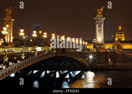 Alexander III Brücke in der Nacht in Paris, Frankreich Stockfoto