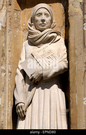 Norwich, Norfolk, England. Norwich Cathedral (1096-1145) Statue vom Westen Veranda - Mutter Julian Stockfoto