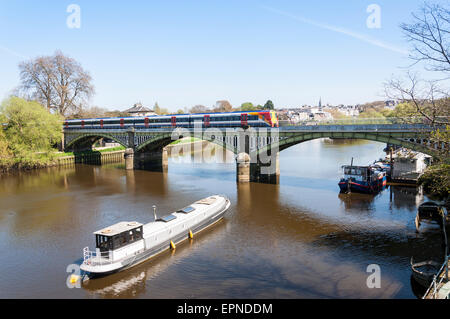 Süd-West train Kreuzung Richmond Eisenbahnbrücke, Twickenham, London Borough of Richmond, Greater London, England, Vereinigtes Königreich Stockfoto