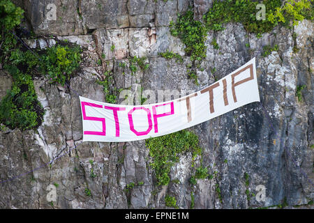 Bristol, UK. 20. Mai 2015. Ein großes Banner hat unten die Clifton Suspension Bridge in die Avon-Schlucht von Demonstranten wollen Bewusstsein für die transatlantische Handels- und Investitionsabkommen (TTIP), eine vorgeschlagene Freihandelsabkommen zwischen den USA und Europa aufgehängt wurden. Die Demonstranten kletterten die Schlucht in der Dunkelheit um das Banner zu.  Die Demonstranten sagen, dass das Abkommen Großbritanniens Sozialstandards und Umweltbestimmungen droht.  Bristol, UK. 20. Mai 2015. Bildnachweis: Redorbital Fotografie/Alamy Live-Nachrichten Stockfoto