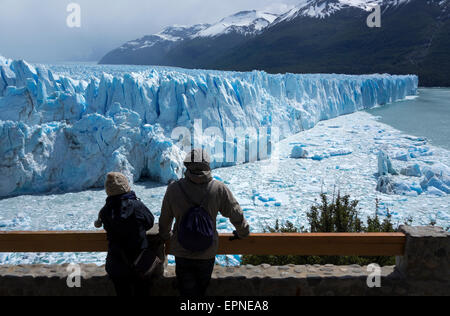 Paar Betrachtung Perito-Moreno-Gletscher. Nationalpark Los Glaciares. Patagonien. Argentinien Stockfoto