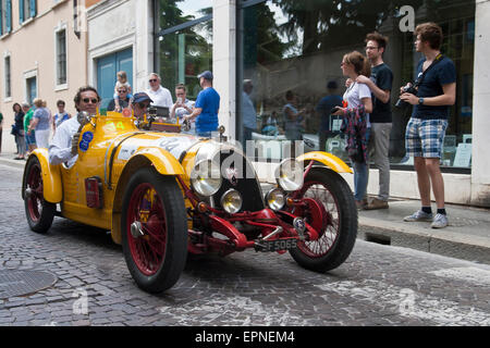 Teilnehmer zu Beginn der klassischen italienischen Straße Rennen die Mille Miglia von Brescia nach Rom und zurück wieder über 1000 Meilen. 14.05.2015 Stockfoto