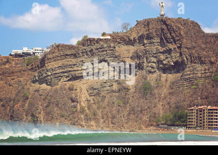 Schöne Wellen mit der Christus-Statue in Nicaragua Stockfoto