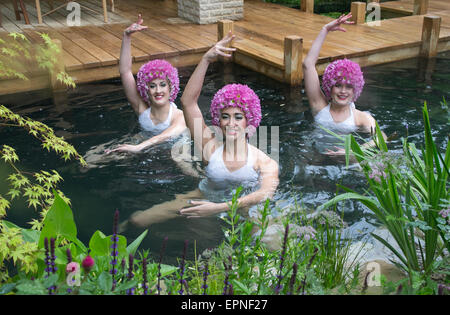 Britische Olympische Katie Clark, trotzten dem Regen bei der diesjährigen Chelsea Flower Show in einem Show-Garten-Teich erfrischen. Stockfoto