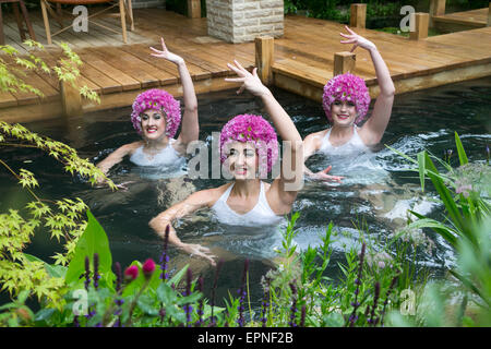 Britische Olympische Katie Clark, trotzten dem Regen bei der diesjährigen Chelsea Flower Show in einem Show-Garten-Teich erfrischen. Stockfoto