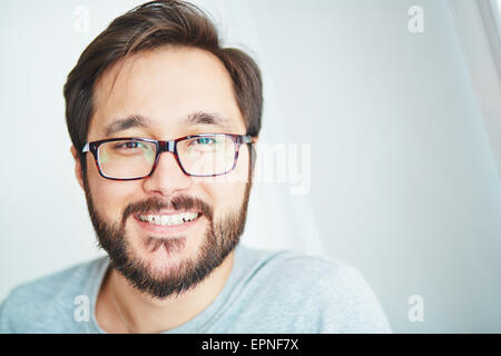 Glücklich Jüngling in Brillen, Blick in die Kamera mit toothy Lächeln Stockfoto