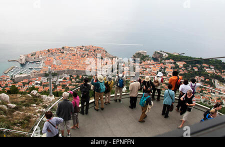 KROATIEN; DUBROVNIK; JAPANISCHE TOURISTEN AUF SEILBAHN PLATTFORM BESICHTIGUNG ALTSTADT VON DUBROVNIK Stockfoto