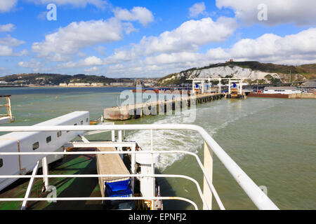 P & O Autofähre der englischen Hafen von Dover, auf dem Weg nach Calais, Frankreich zu verlassen. Stockfoto