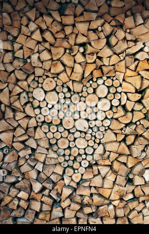 Holzstapel luftgetrocknet, homegrown, Hartholz Brennholz mit Herz Form Design, North Wales, UK Stockfoto