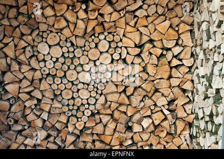 Holzstapel luftgetrocknet, homegrown, Hartholz Brennholz mit Herz Form Design, North Wales, UK Stockfoto