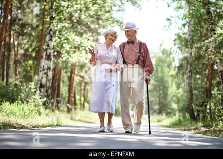 Porträt von senior Brautpaar Wandern im park Stockfoto