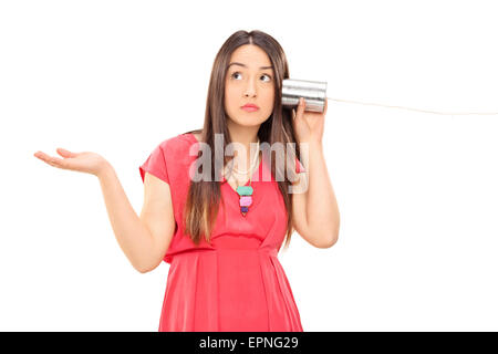 Junge verwechselt Frau, die durch eine Blechdose Telefon sprechen und Gestikulieren mit der Hand isoliert auf weißem Hintergrund Stockfoto