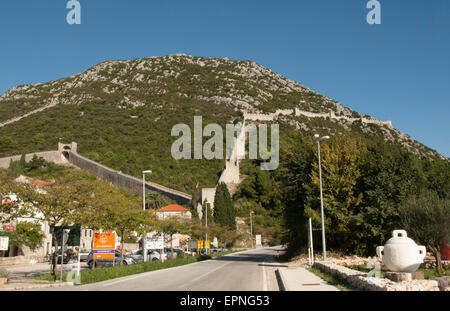 KROATIEN; STON; HAUPTSTRAßE MIT SCHÜTZENDEN MAUERN IM HINTERGRUND Stockfoto