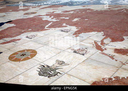 Rosa Dos Ventos Square Steinmetz Intarsienarbeiten gegenüber Padrão Dos Descobrimentos in Belem in Lissabon - Portugal Stockfoto