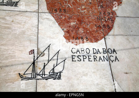 Rosa Dos Ventos Square Steinmetz Intarsienarbeiten gegenüber Padrão Dos Descobrimentos in Belem in Lissabon - Portugal Stockfoto