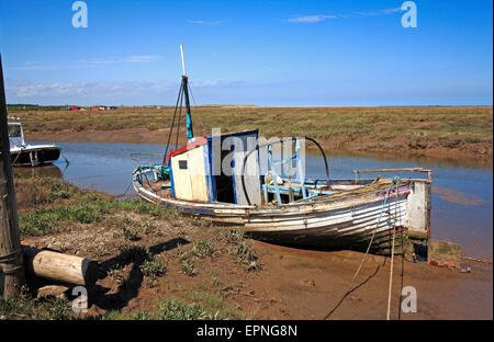 Ein altes Fischerboot in den kleinen Hafen an der North Norfolk Küste Dornweiler, Norfolk, England, Vereinigtes Königreich. Stockfoto