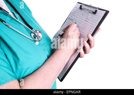 Weiblichen Arzt füllt Patientenanmeldung vor der Zulassung und Prüfung. Der Arzt ist gründlich in Vollendung richtig so th Stockfoto