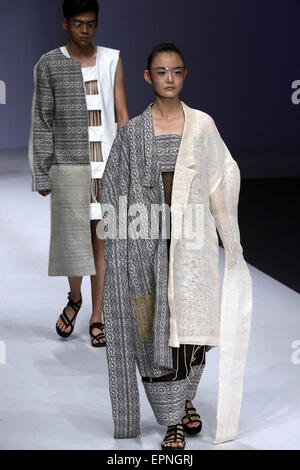 Peking, China. 20. Mai 2015. Modelle zeigen die Kreationen von Studenten der Universität Tianjin Normal während der 2015 China Graduate Fashion Week in Peking, China, 20. Mai 2015. Bildnachweis: Li Mingfang/Xinhua/Alamy Live-Nachrichten Stockfoto