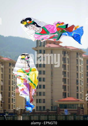 Der chinesischen Nanchang, Jiangxi Provinz. 20. Mai 2015. Zwei Drachen sind bei einem Kite Festival in Nanchang, Hauptstadt der Osten Chinas Jiangxi Provinz, 20. Mai 2015 gesehen. Eine Kite-Festival, mit Kreationen von Hunderten von Kite-Team-Mitglieder, startete in Nanchang am Mittwoch. Bildnachweis: Wan Xiang/Xinhua/Alamy Live-Nachrichten Stockfoto