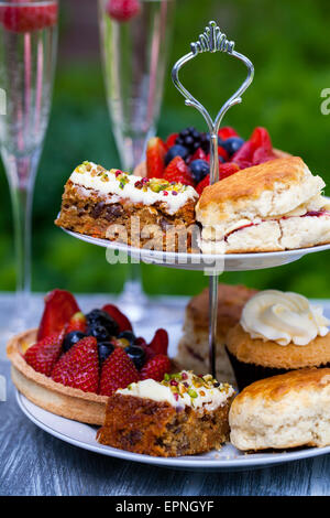 Auswahl an Kuchen auf der Kuchenplatte Stockfoto