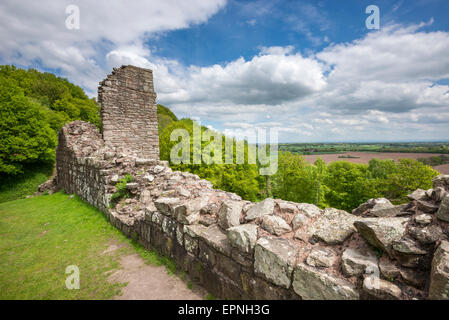 Steinmauern Beeston Castle in Cheshire. Blick über die Landschaft von Cheshire in Frühlingssonne. Stockfoto