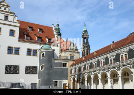 Blick auf Stallungen Innenhof (Stallhof) in Richtung Bundeskanzleramt, George Gate und Top von Bell Tower von Dresden Kathedrale, Sachsen Stockfoto