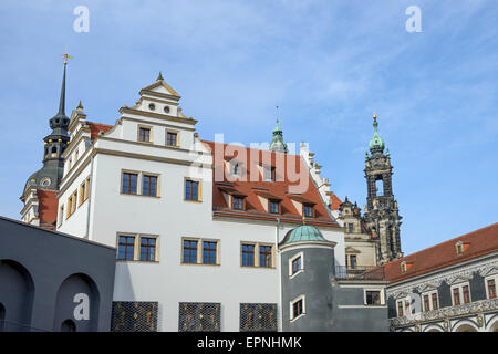 Blick auf Stallungen Innenhof (Stallhof) mit Bundeskanzleramt auf Vorder- und George Gate, Tops von Bell Tower von Dresden Cath Stockfoto