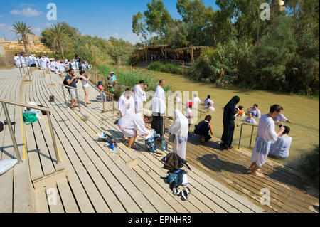 YERICHO, Deutschland - 15. Oktober 2014: Religiöse Christen mit weißen Kleidern gehen in das Wasser des Jordans Taufe si Stockfoto