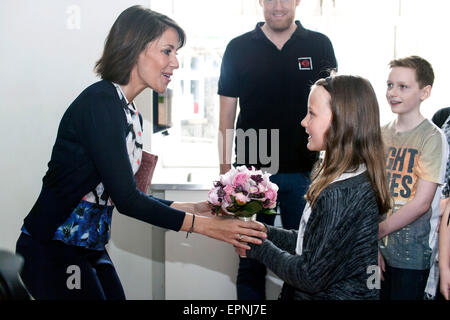 Kopenhagen, Dänemark. 20. Mai 2015. Prinzessin Marie ist mit einem Blumenstrauß der Zahles Schule in Kopenhagen begrüßt. Hier wird die Prinzessin Kuchen zusammen mit den Kindern im Rahmen des DanChuchAids gefundenen steigende Kampagne backen. Wenn fertig sie Kuchen wird auf dem Schulhof verkauft werden. Bildnachweis: OJPHOTOS/Alamy Live-Nachrichten Stockfoto