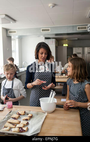 Kopenhagen, Dänemark. 20. Mai 2015. Prinzessin Marie testen ihre Kuchen, bevor sie in den Ofen gehen. Backen mit Kindern in der Zahles Schule in Kopenhagen gehört DanChurchAids neu gefundenen steigende Kampagne für ihre Projekte in den ärmsten Ländern. Die Prinzessin ist der Beschützer der Organisationen. Bildnachweis: OJPHOTOS/Alamy Live-Nachrichten Stockfoto