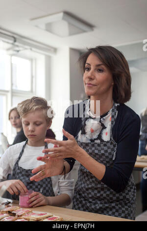 Kopenhagen, Dänemark. 20. Mai 2015. Prinzessin Marie backt Kuchen zusammen mit Schulkindern. Dies ist Teil DanChurchAids Kampagne für gefundene stieg auf ihre Aktivitäten in den ärmsten Ländern. Prinzessin Marie ist die Organisation. Bildnachweis: OJPHOTOS/Alamy Live-Nachrichten Stockfoto