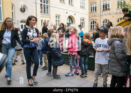 Kopenhagen, Dänemark. 20. Mai 2015. Prinzessin Marie auf dem Schulhof in der Zahles Schule in Kopenhagen, wo DanChurchAids ein Backblech Projekt zu organisieren. Nachdem der Kuchen gebacken haben, es ist jetzt Zeit zu veräußern – und der Gewinn geht an Projekte in den ärmsten Ländern. Bildnachweis: OJPHOTOS/Alamy Live-Nachrichten Stockfoto