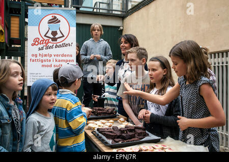 Kopenhagen, Dänemark. 20. Mai 2015. Prinzessin Marie ist Verkäuferin im freien Backen Shop an Zahles Schulhof in Kopenhagen. Dies ist Teil DanChurchAids gefundenen steigende Kampagne für ihre Projekte in den ärmsten Ländern. Die Prinzessin und die Kinder haben früher die Kuchen gebacken. Bildnachweis: OJPHOTOS/Alamy Live-Nachrichten Stockfoto