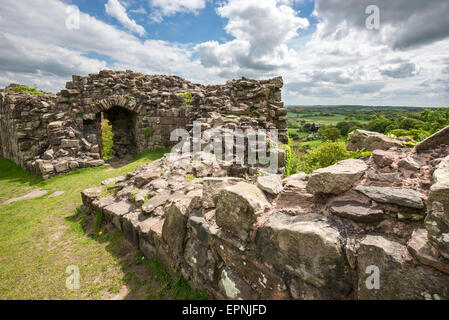 Dicken Steinmauern Beeston Castle in Cheshire. Einem sonnigen Frühlingstag mit Blick über die Ebene von Cheshire. Stockfoto