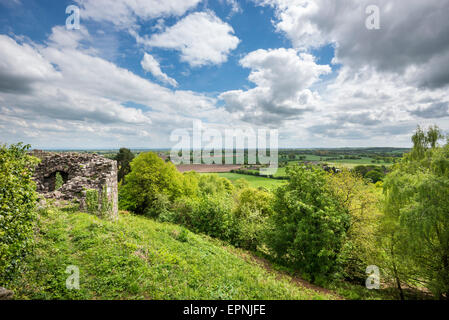 Blick auf die Landschaft von Cheshire im Frühjahr von Beeston Burgruine. Stockfoto