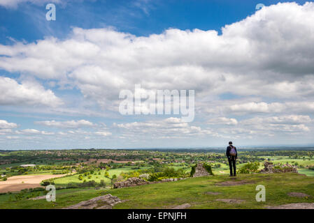 Ein älterer Mann steht mit Blick über die Cheshire Ebene aus der Höhenburg am Beeston. Stockfoto