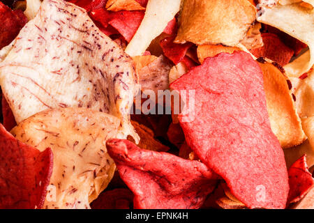 Knackige bunte Wurzelgemüse chips, Nahaufnahme und Hintergrund Stockfoto