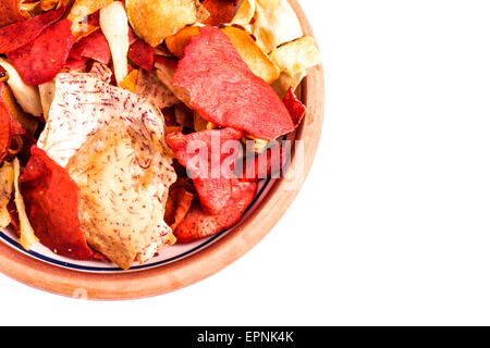 Knackige bunte Wurzelgemüse Chips, isoliert auf weiss mit Exemplar Stockfoto