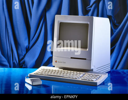 Old Fashioned Computer und Maus am Schreibtisch. Modell Apple Macintosh Classic von 1990 Stockfoto