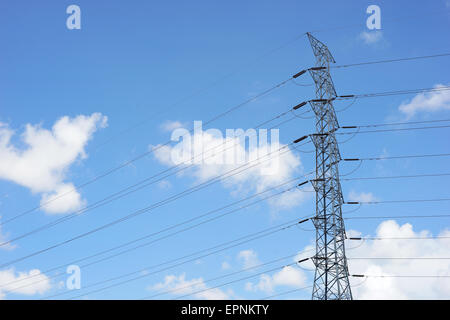 Hochspannung elektrische Turm am Himmelshintergrund Stockfoto