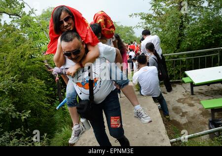 XI. 20. Mai 2015. Männer tragen Frauen besteigen den Shaohuashan Berg im Nordwesten der chinesischen Provinz Shaanxi, 20. Mai 2015. Insgesamt 52 Liebespaare aus Ländern entlang der Seidenstraße, wie Iran, Kirgisistan, Kasachstan und So weiter, versammelten sich am Mittwoch bei der Shaanxi Shaohuashan Berg für eine Tour, die als Symbol ihrer Liebe, wie 'Mai 20' in der chinesischen Sprache ist ähnlich wie "Wo Ai Ni', was bedeutet, 'Ich liebe dich' ausgesprochen. Bildnachweis: Liu Xiao/Xinhua/Alamy Live-Nachrichten Stockfoto