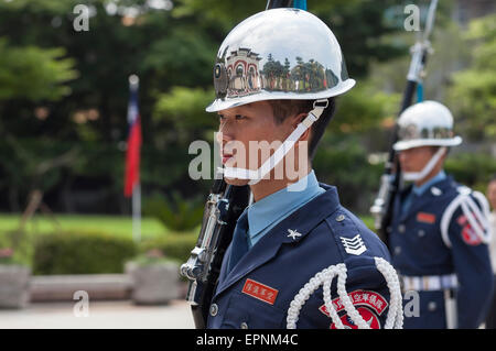 Wechsel der Wachablösung am Märtyrer-Schrein in Taipei, Taiwan Stockfoto