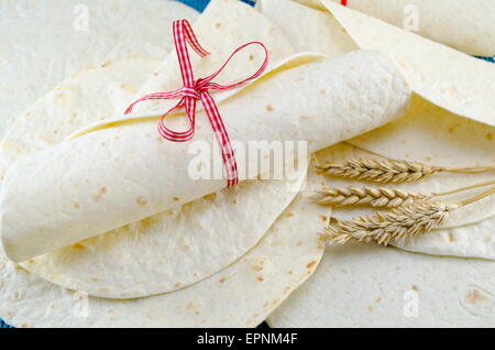 Leere Tortillas, die mit einem Band auf einem Tisch gefesselt