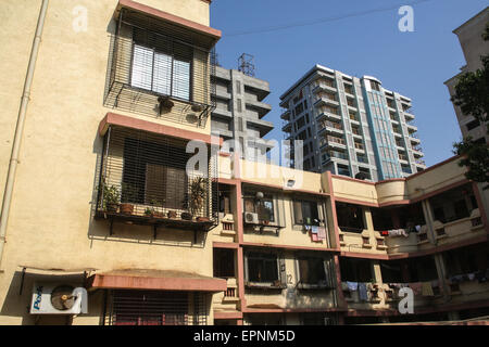 Bei Wohngebäuden Wohnung Gehäuse reiche Mittelklasse-indische Familien in Vororten von Mumbai / Bombay, Indien Wirtschaftsmetropole und Hauptstadt des Bundesstaates Maharashtra, Indien, Asien. Stockfoto