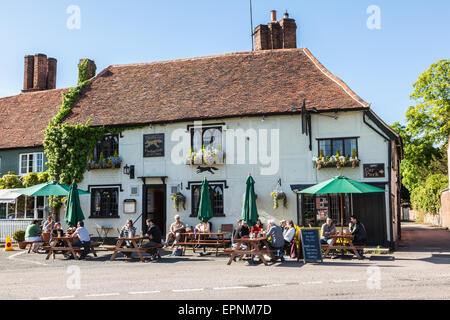 Besucher Finchingfield außerhalb der Fox Inn in der Sonne sitzen und genießen Sie eine Getränk, Essex, England, UK Stockfoto