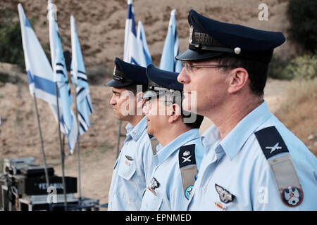 Israel. 19. Mai 2015. Major-General AMIR ESHEL (C), Kommandeur der israelischen Luftwaffe, besucht eine Demonstration von IDF-Einheit 669 Kämpfer. IDF ist 669, luftgestützte Rettung und Evakuierungseinheit die Israel Defense Forces airborne Medevac Extraktionseinheit, Special Air Forces Command der israelischen Luftwaffe untergeordnet. Es gilt als einer der führenden Eliteeinheiten der israelischen Armee. Bildnachweis: Nir Alon/Alamy Live-Nachrichten Stockfoto